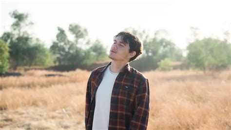 Sertifikat, penghargaan, tanda, atau dokumen yang dipajang di ff game tunggu apa lagi UFO produk populer praktis banget